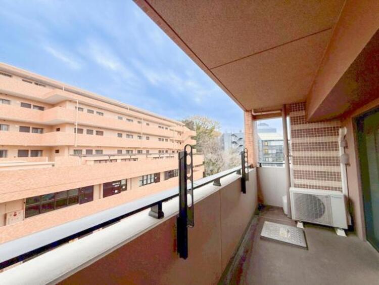 バルコニー 【バルコニー】太陽の光と爽やかな風でお洗濯物は気持ちいいです。 