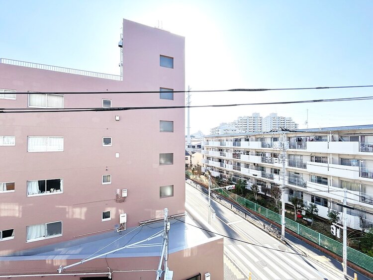 バルコニー 窓を開けると広がる青空。心をリフレッシュして日々を過ごしていきましょう。