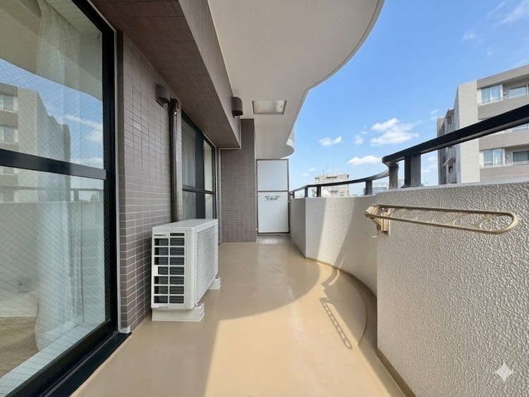 バルコニー 暮らしの中で、光と風を演出してくれるバルコニー。