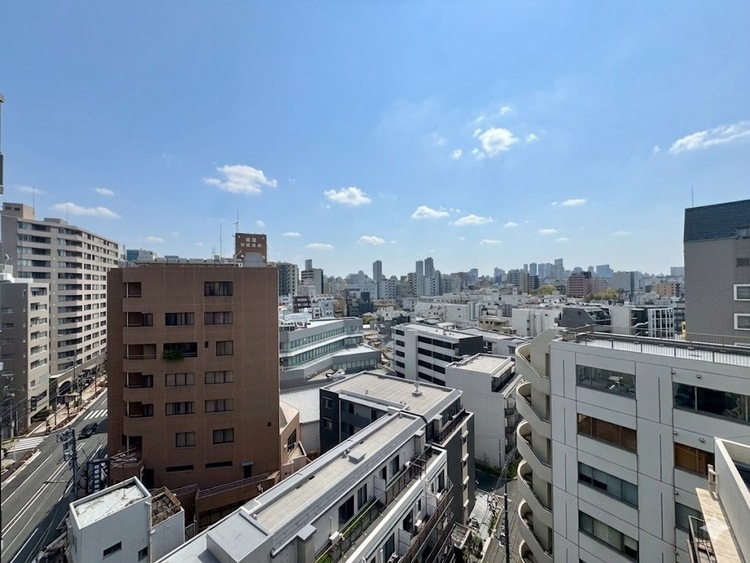 バルコニー 窓を開けると広がる青空。心をリフレッシュして日々を過ごしていきましょう。