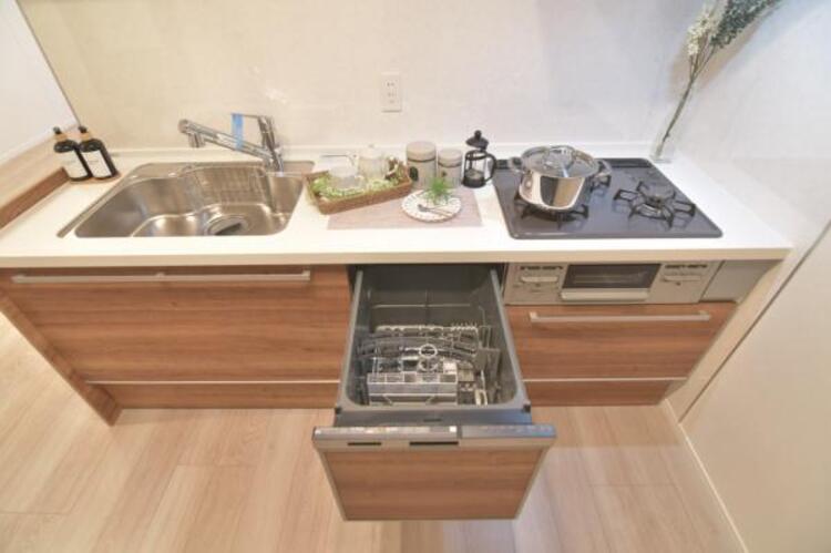 設備 食器洗浄乾燥機　食器の後片付けに便利な食器洗浄乾燥機を標準装備。ビルトインタイプなので見た目もスッキリ、特に共働き世帯のご家族には必須品です。