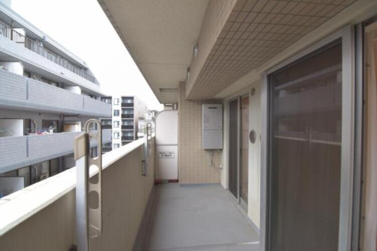 バルコニー 陽の光に照らされるバルコニーを爽やかな涼風が吹き抜けていきます。心を落ち着かせ開放してくれる眺望が今日も家族を包み込みます。 