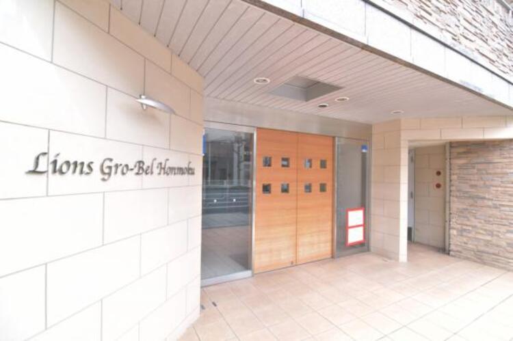 エントランス 外と内をつなぐエントランスは、まさに顔となる場所。シンプルながらも格調高い雰囲気を漂わせて上質な空間を作り出します。満ち足りたプライベートシーンへと誘う気品がありますね。 