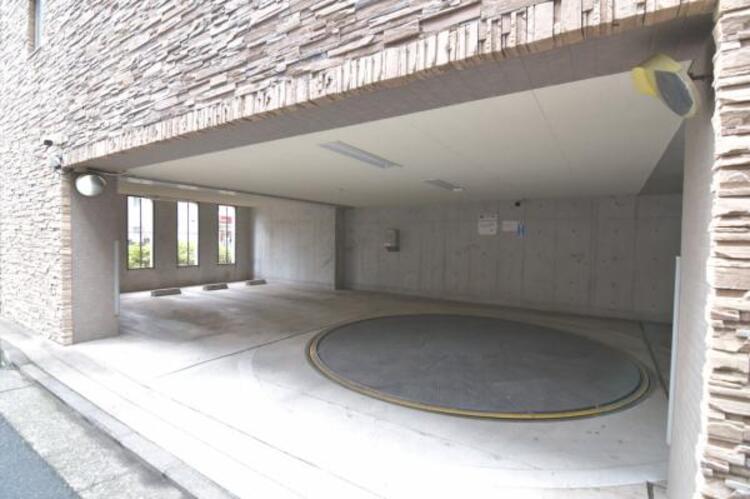 駐車場 敷地内に設けられた駐車スペース。 