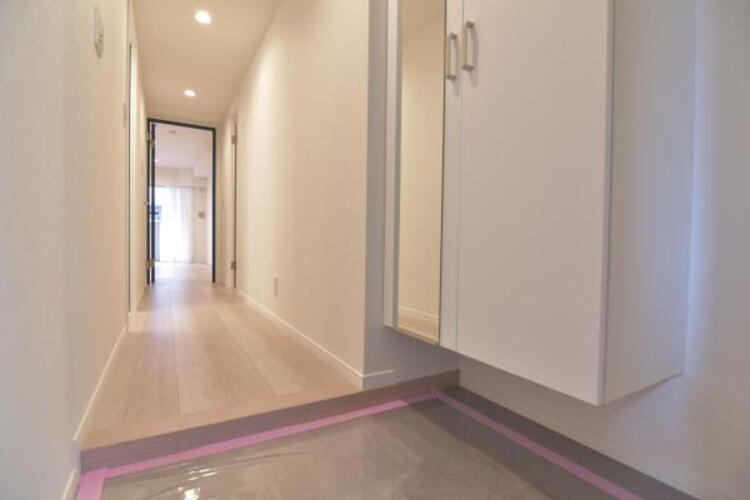 その他 上質感漂う玄関と廊下。居住者の帰り・訪れる方を優しく迎える、安らぎに満ちた生活空間を予感させます。 