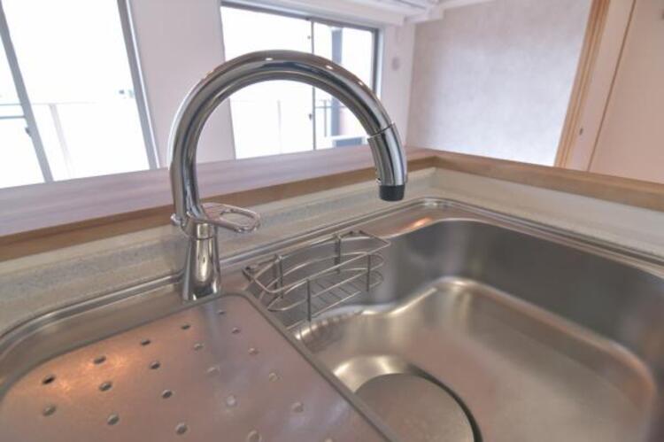 設備 センサーに手をかざすだけで水が出るタッチレス水栓。汚れた手で水栓に触れないため、調理中やウイルス対策に便利です。