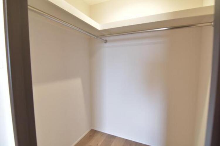 設備 収納力の高いウォークインクローゼット。衣類はもちろん、バッグやアクセサリーなどをまとめて収納できます。かさばる季節ものなどの収納にも便利です。