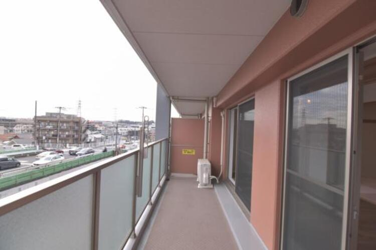 バルコニー 暮らしの中で光と風を演出してくれるバルコニーには陽光が燦々と降り注ぎます。お布団もお洗濯物もたくさん乾きそうです。ぜひ現地で陽当りの良さをご確認ください。