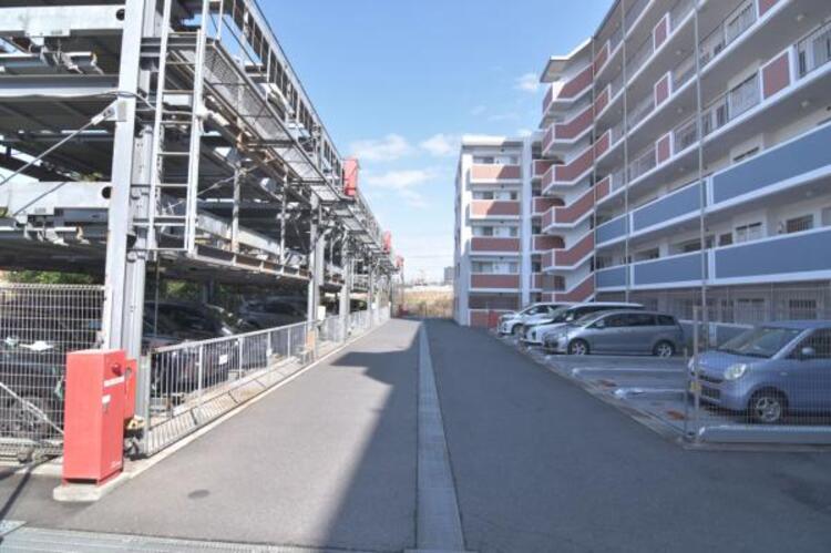 駐車場 マンションの敷地内に設けられた駐車スペースなので重い荷物の出し入れの負担を最小限に抑えられます。