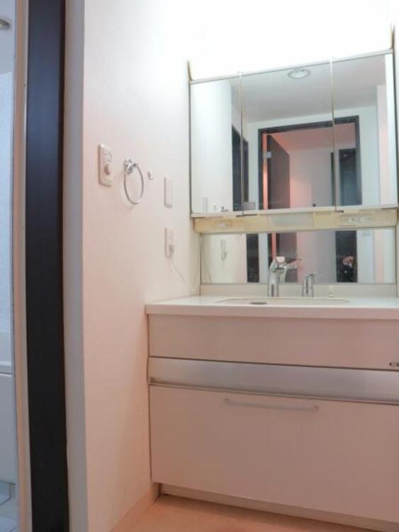 洗面 三面鏡の裏は機能的な収納を配置。コンセントも付いているため電動シェーバーや電動歯ブラシも収納できます。