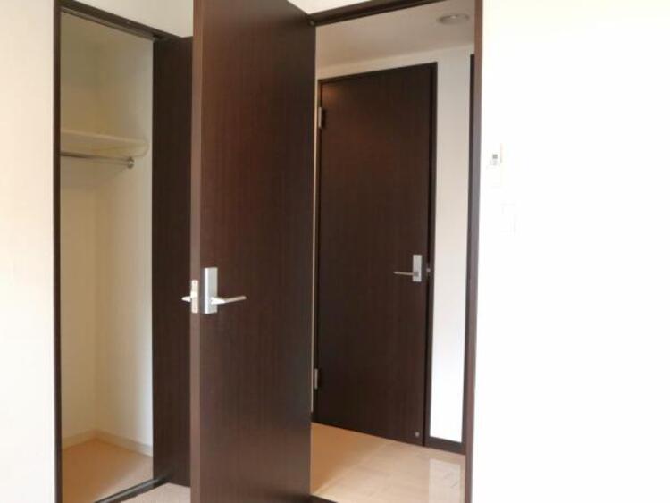 収納 クローゼットには棚やハンガーパイプが備えられているので、大切なお洋服にしわを付けずにそのまましまうことが出来ます。