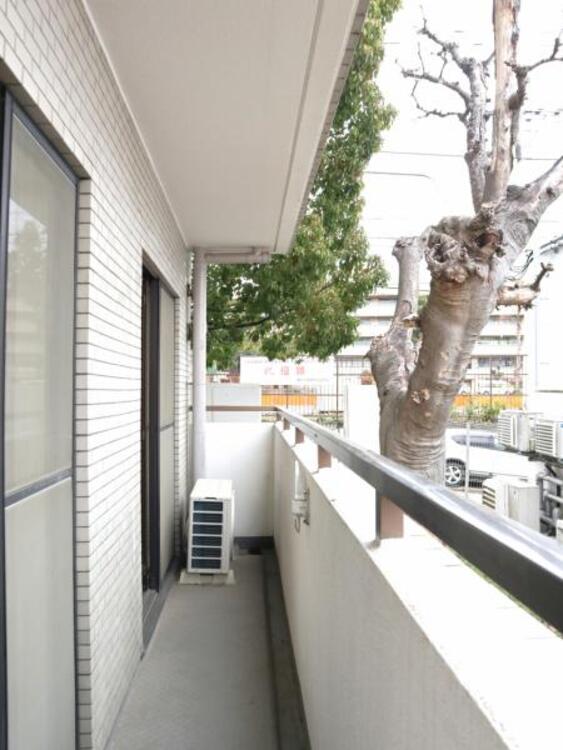 バルコニー 使い易いバルコニー。やわらかな陽射し・心地よい風。どこまでも広がる空の下、限りない開放感を味わえる空間です。