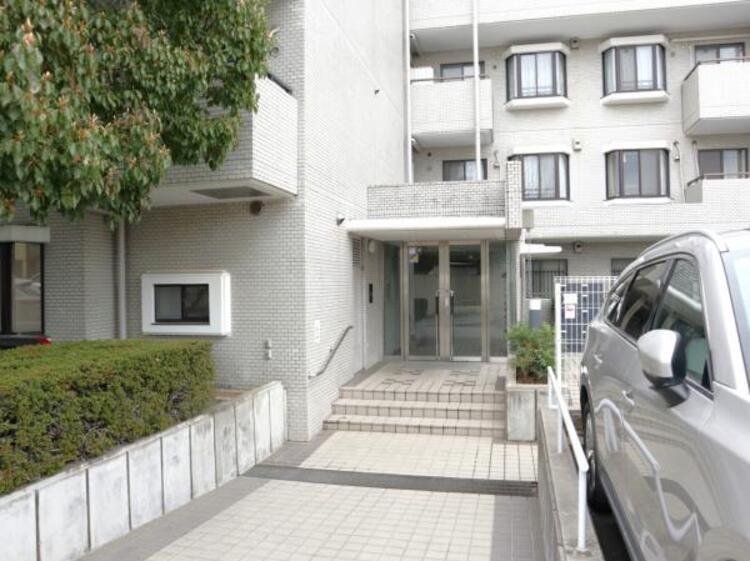 エントランス 居住者の帰り、訪れる方を優しく迎えてくれるエントランスです。