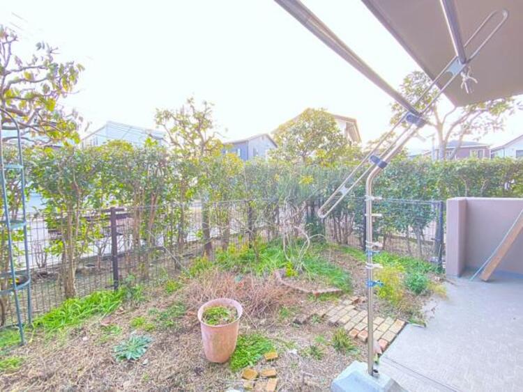 バルコニー 陽の光に照らされるバルコニーを、爽やかな涼風が吹き抜けていきます。（2月25日撮影）