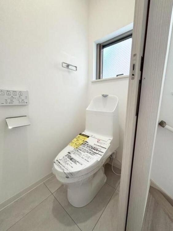 トイレ 毎日使う場所だからこそ、使い勝手を考慮しました。白を基調に、飽きのこない空間は質感豊かな仕上がりとなっております。