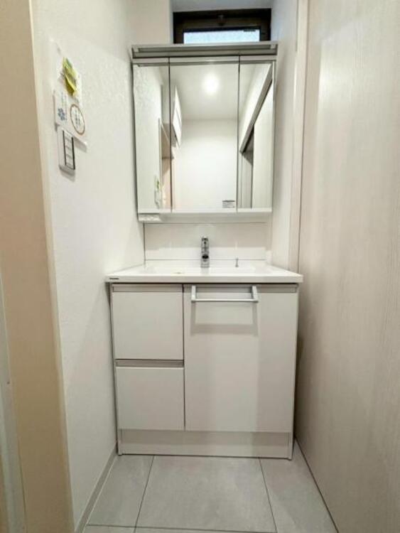 洗面 一日の始まりと終わりを心地よく演出してくれるパウダールーム。ホワイトで統一されたワイドな洗面台は収納力もあり、いつでもすっきりとした洗面室に。