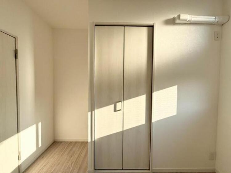 収納 クローゼットは棚やハンガーパイプが付いた使いやすい設計。収納BOXなどもスッキリ収納できます。普段使わない季節用品やトランクなど、大きなものもラクラク収納できます。
