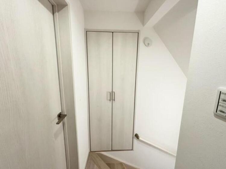 収納 階段上のスペースを有効活用し、収納スペースを確保しております。