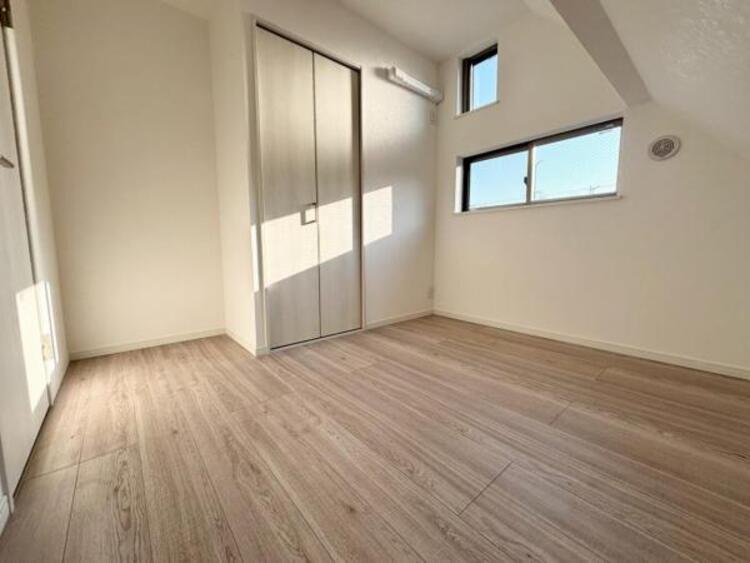 収納 ベッドルームにも空間を上手く利用し、クローゼットを設置。クローゼットを有効活用すれば、生活空間をより上質なものにしてくれるでしょう。ベッドルームも綺麗に保てます。