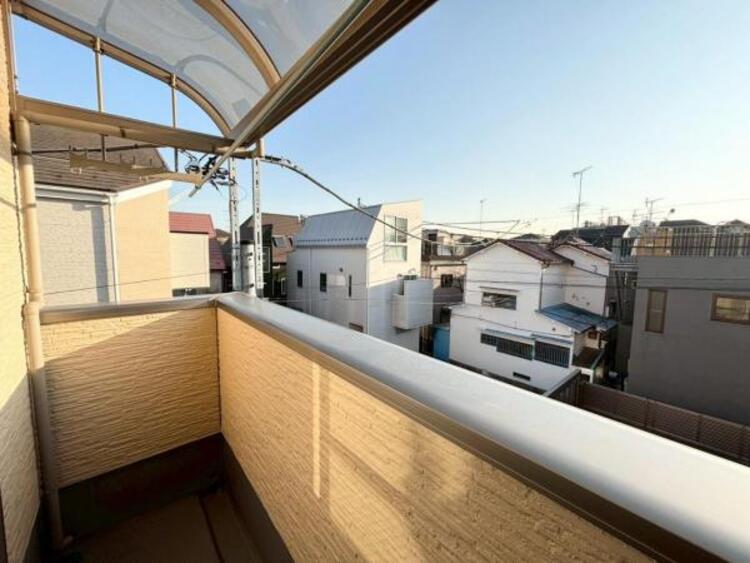 バルコニー 風の通り道。舞い込んでくる風が優しく躍り、室内に爽やかな空気を運んでくる。そこに季節の息吹を感じて、いまがどんな季節なのかを実感する。