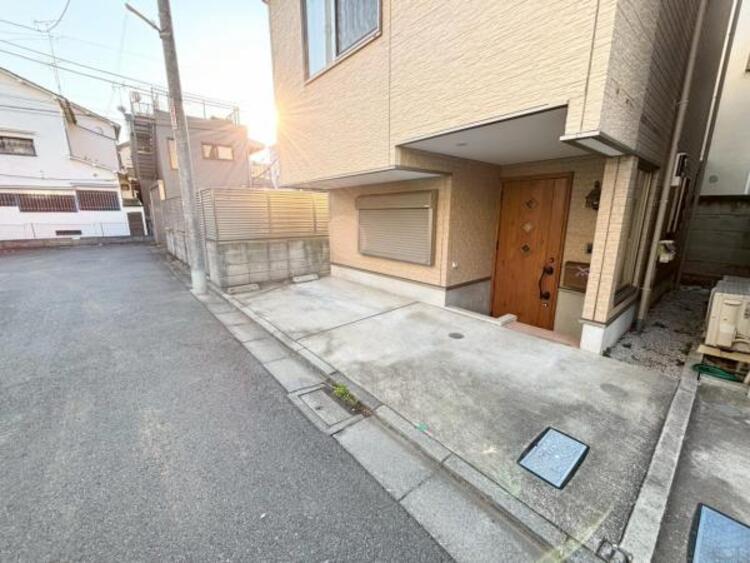 駐車場 建物につながる駐車スペース。重いものの、荷物の出し入れも安心。小さなお子様も安心・安全の乗り降りができます。車が汚れたら洗えるのもうれしいですね。 