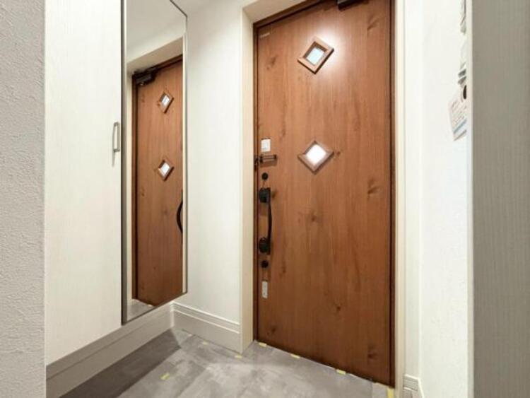 その他 上質感漂う玄関と廊下。居住者の帰り、訪れる方を優しく迎える・安らぎに満ちた生活空間を予感させる。健やかな暮らしを楽しめそう 。