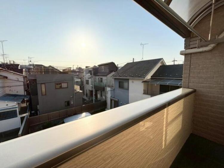 その他 青いキャンパスに描かれた未来。この街に移り住み、この街で過ごす私たちの未来は、きっとこの雲のようにいろいろな形の幸せへと変わり、溢れるほど運んで来てくれることでしょう。