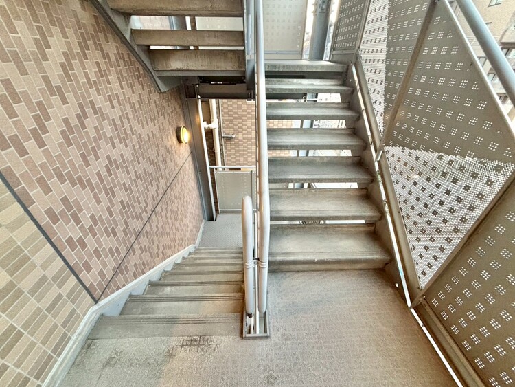 その他 共用部の階段です。明るく清潔に管理されています。