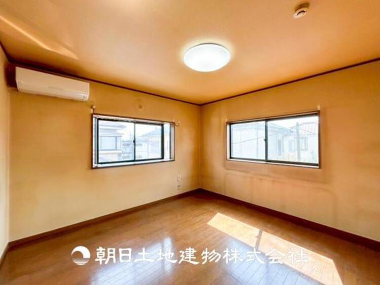 内装 【居室】大切なご家族、招いた友人と過ごす大切な時間を差し込む光が優しく包み込む空間。大切な人とともに、心穏やかに過ごすひとときを味わってください。