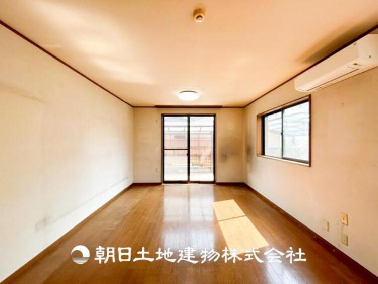 居間 【リビング】開放的で明るい空間が広がるLDK。リビングには暖かな太陽が降り注ぎ、爽やかな住空間です。お友達を呼んでお茶をしたり、一緒に料理を楽しみながら楽しい時間を。