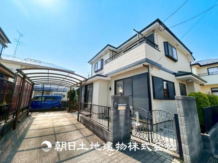 外観 【外観写真】シンプルで洗練された外観が特徴のモダンな一軒家です。直線的なフォルムと落ち着いた色合いが、都会的な雰囲気を演出しています。