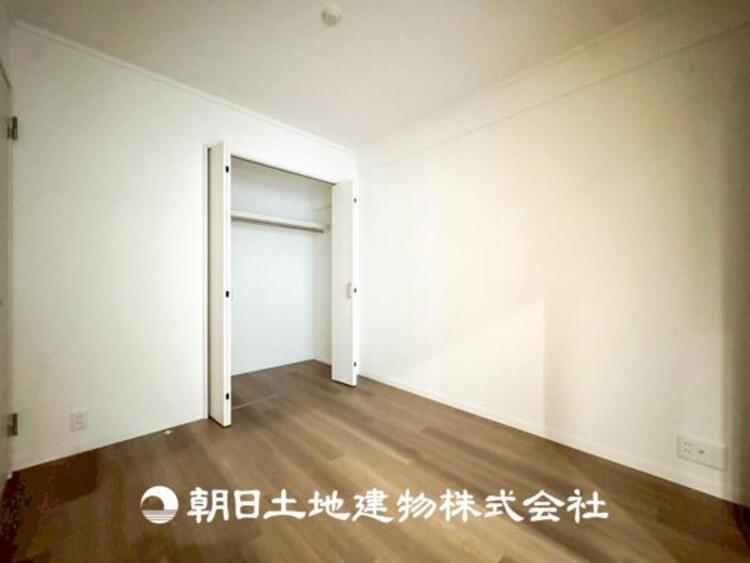 内装 【居室】爽やかな空間演出とセンス良く纏められた室内は良質な寛ぎ空間。そこで暮らす大切な人達のことを考え造りこんだ空間は日々の生活に安らぎを与えてくれます。