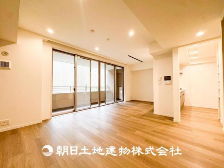 居間 【リビング】大切なご家族、招いた友人と過ごすひと時を溢れる光が優しく包み込む空間。大切な人とともに、心穏やかに過ごすひととき。家族との時間、自分の時間を大切にできる空間を作りました。