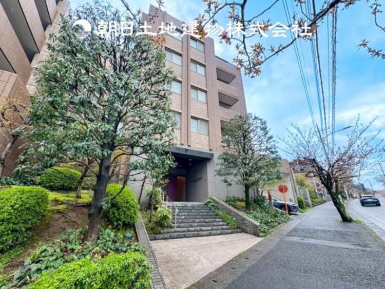 外観 【外観写真】家族の色を映し出す洗練された邸宅は、ずっと輝き続けながらいつしか街の風景に溶け込んでいきます。