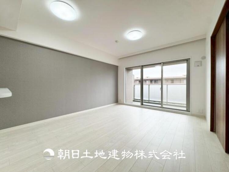 居間 【リビング】1日の中で最も長い時間を過ごすことになるリビングだからこそ、いつも笑顔があふれる空間であるように。広々とした空間から幸せな未来を。
