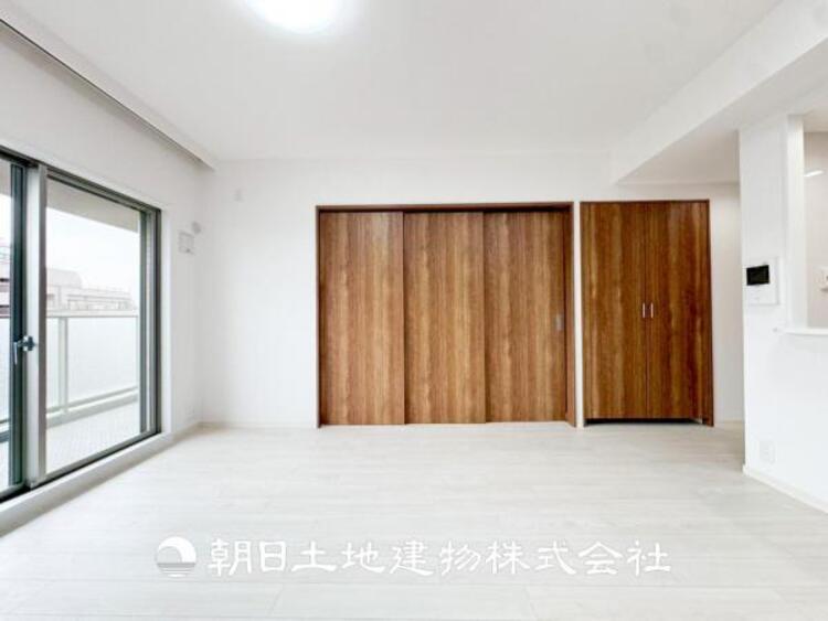 居間 【リビング】開放的で明るい空間が広がるLDK。リビングには暖かな太陽が降り注ぎ、爽やかな住空間です。お友達を呼んでお茶をしたり、一緒に料理を楽しみながら楽しい時間を。