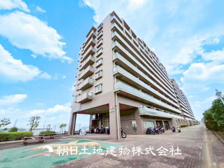 外観 【外観写真】表現された空間はたくさんの光を浴び、風を感じ、暮らしの時間を豊かにしてくれます。デザインされた空間と競い合うかのような充実した建物と共に大切な家族の思い出を刻んでいきます。