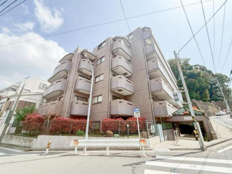 外観 開放感があり日当りも良好です！目の前に広がる開放感とゆとり。暮らしの夢を育む住まいがここにあります！穏やかな風と陽光を導き、プライバシーに配慮された設計プランで居住性を一段と心地よいものにしています！ 