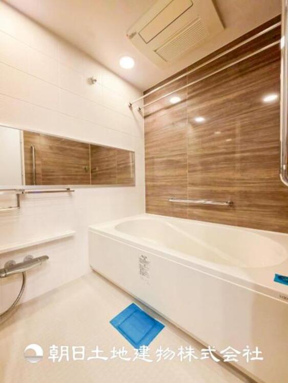 風呂 【浴室】半身浴もできる広々とした湯舟があり、浴室暖房乾燥機付きで冬でもポカポカです！