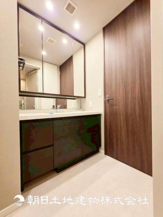 洗面 【洗面化粧台】広々とした洗面化粧台はたっぷり収納もさる事ながら、身だしなみチェックや歯磨きなど、朝の慌ただしい時間でも心に余裕とゆとりを作ってくれます。