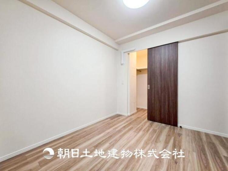 収納 【居室】爽やかな空間演出とセンス良く纏められた室内は良質な寛ぎ空間。そこで暮らす大切な人達のことを考え造りこんだ空間は日々の生活に安らぎを与えてくれます。