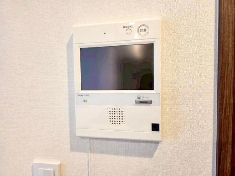 設備 【モニター付きインターホン】訪問者の確認が出来るので、セキュリティ対策にも最適のモニター付きインターホン。