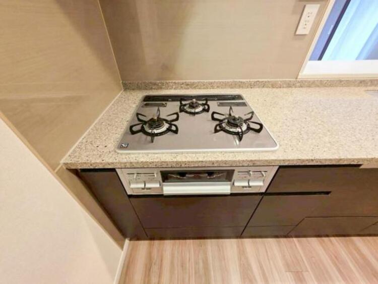 設備 【ガスコンロ】火加減を調整してくれるガスコンロ。便利な三ツ口です。