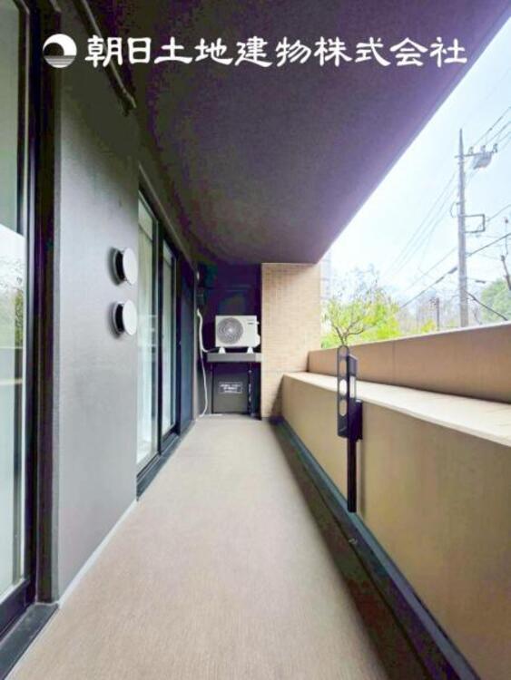 バルコニー 【バルコニー】温かい太陽を感じる事ができるのは、目の前に遮るものが無いから。彼方に広がる風景が絵画のように広がります。