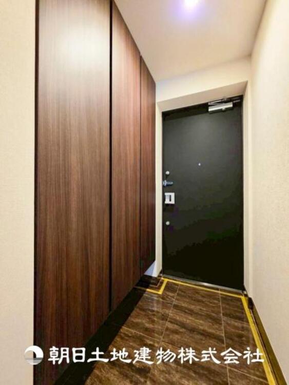 その他 【玄関】高級感漂う玄関と廊下。大好きなご家族の帰り、遊びに来てくれる友人を優しく迎える・優しさに満ちた生活空間を演出します。ハッピーな生活を予感させます。