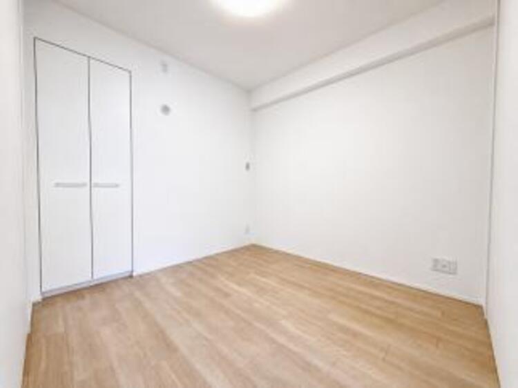 内装 穏やかな寛ぎあじわえるお部屋では有意義な時間がつくれます！大きな窓からと陽光が注がれる明るい空間！光もアクセントの一つとして。一人時間も充実したものにできるプライベートルームは日々を豊かにします！！ 