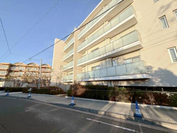 外観 空を広く感じる。緑が多いゆったり感のある安心の住環境です！！潤いのある環境でホッと生活できそうです！おしゃれな雰囲気や自然の潤いがあり、親しみやすさと個性を！街に新たな価値をもたらし続けてくれます！ 