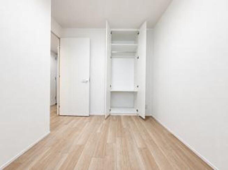 内装 居室はひとり時間を過ごせる安らげるお部屋として活用できます！収納スペースあり！荷物が多くても十分！ベッドや勉強机、テレビなどを置きたい場合におすすめ！！過ごす時間が長くてもゆったり過ごせそうですね！ 