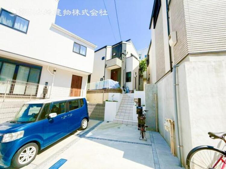 外観 開放感があり日当りも良好です！目の前に広がる開放感とゆとり。暮らしの夢を育む住まいがここにあります！穏やかな風と陽光を導き、プライバシーに配慮された設計プランで居住性を一段と心地よいものにしています！ 