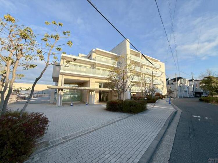 外観 緑に恵まれたエリアで、自然に包まれた穏やかな暮らしを実現！！緑の潤いを感じながらホッと生活できそう。四季の移り変わりを感じられる贅沢な空間で、暮らしの夢を育む、あらたな住生活をスタートしてみませんか？ 